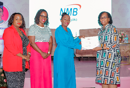 Senior Manager wa @nmbtanzania, Beatrice Mwambije (kushoto) pamoja na timu yake wakipokea cheti cha shukrani kutoka kwa Mkurugenzi Mtendaji wa East Africa Television Ltd, Regina Mengi kwa kuwa miongoni mwa wadhamini wa EATV KINARA 2023.